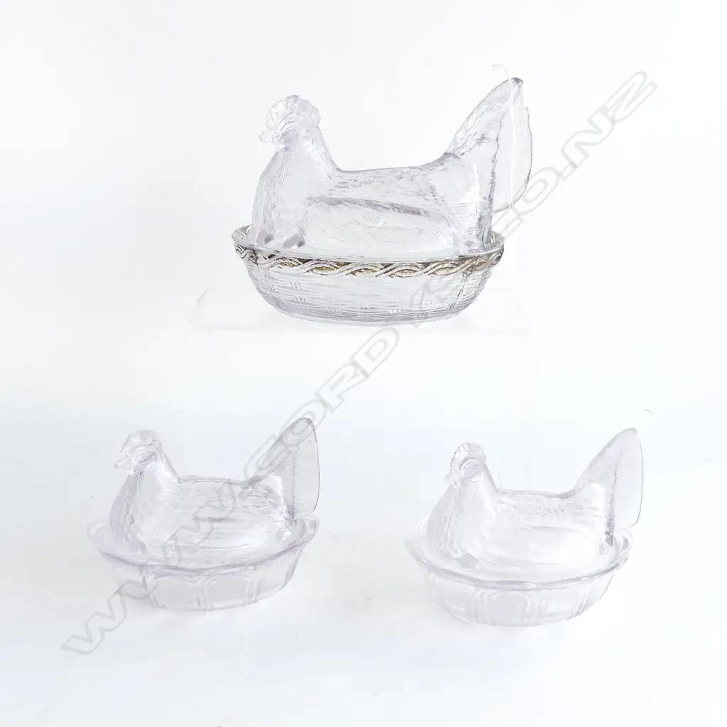 3 PRESSED GLASS HEN ON NEST CHICKENS L.195mm Image 1++