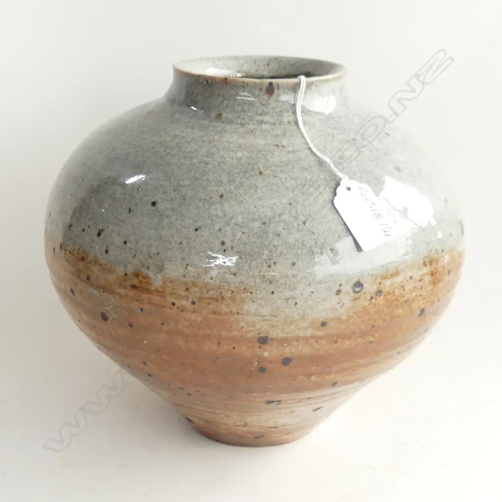 BARRY HOCKENHULL LUSTROUS SHINO GLAZE VASE H,225mm Image 1++