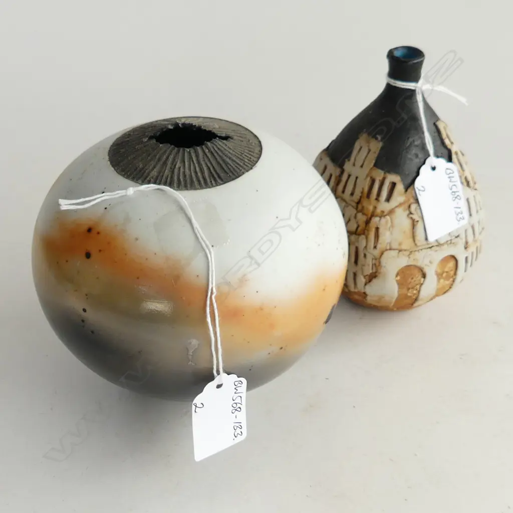 DORIS DUTCH TOWN SCULPTED PORCELAIN VASE & R ROGERS? VASE H.130mm Image 1++