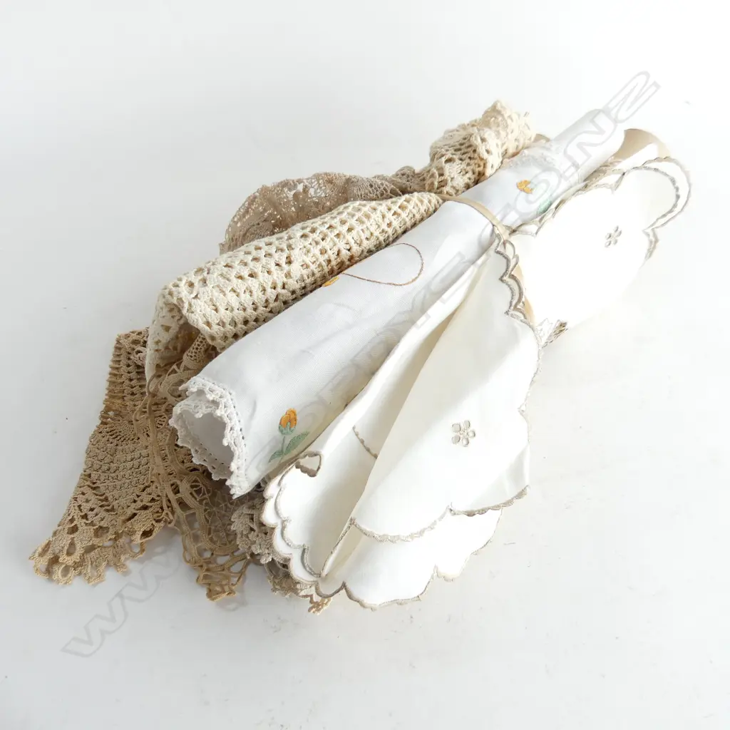 VARIOUS LINEN & OLD LACE PIECES Image 1++