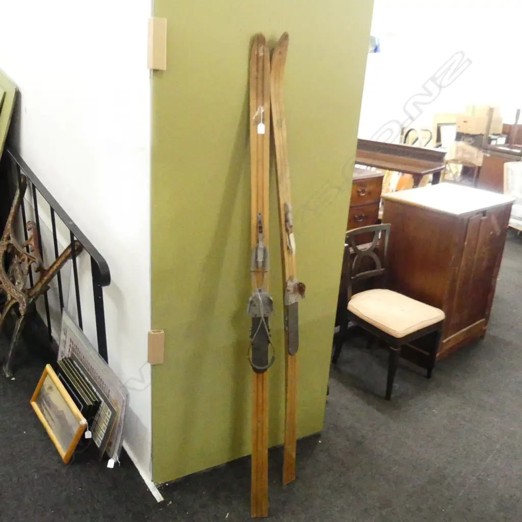 PR VINTAGE SNOW SKIS W BINDINGS 1900MM Image 1++
