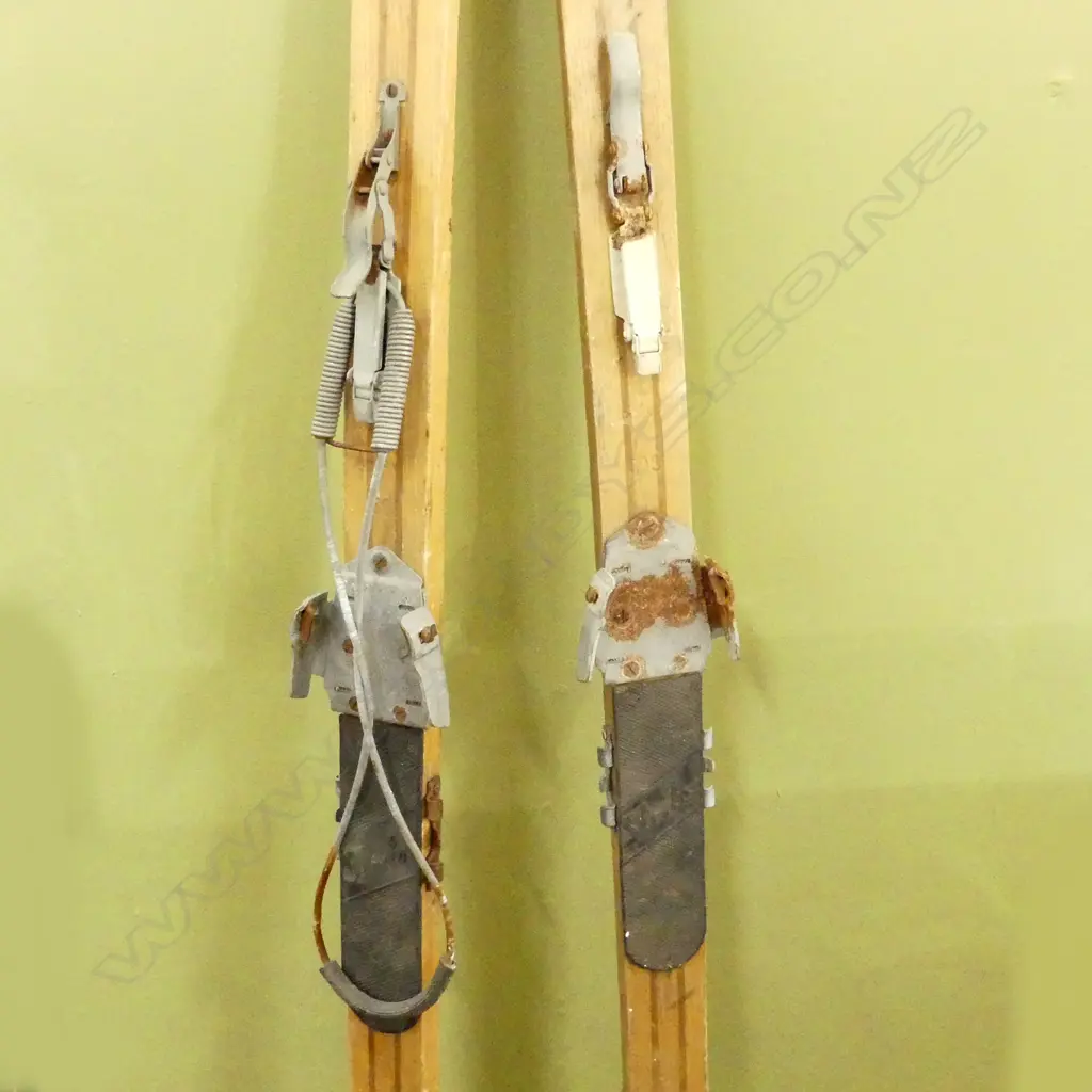 PR VINTAGE SNOW SKIS W BINDINGS 1900MM Image 1++