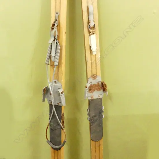 PR VINTAGE SNOW SKIS W BINDINGS 1900MM