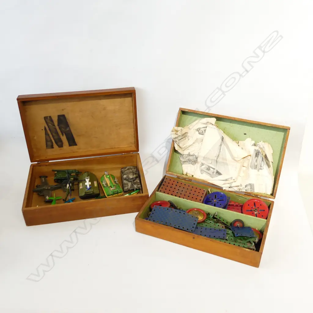 2 WOODEN BOXES W.380mm CONTAINING MECCANO SET + 10 MILITARY MODELS; PLANES, TANKS ETC Image 1++