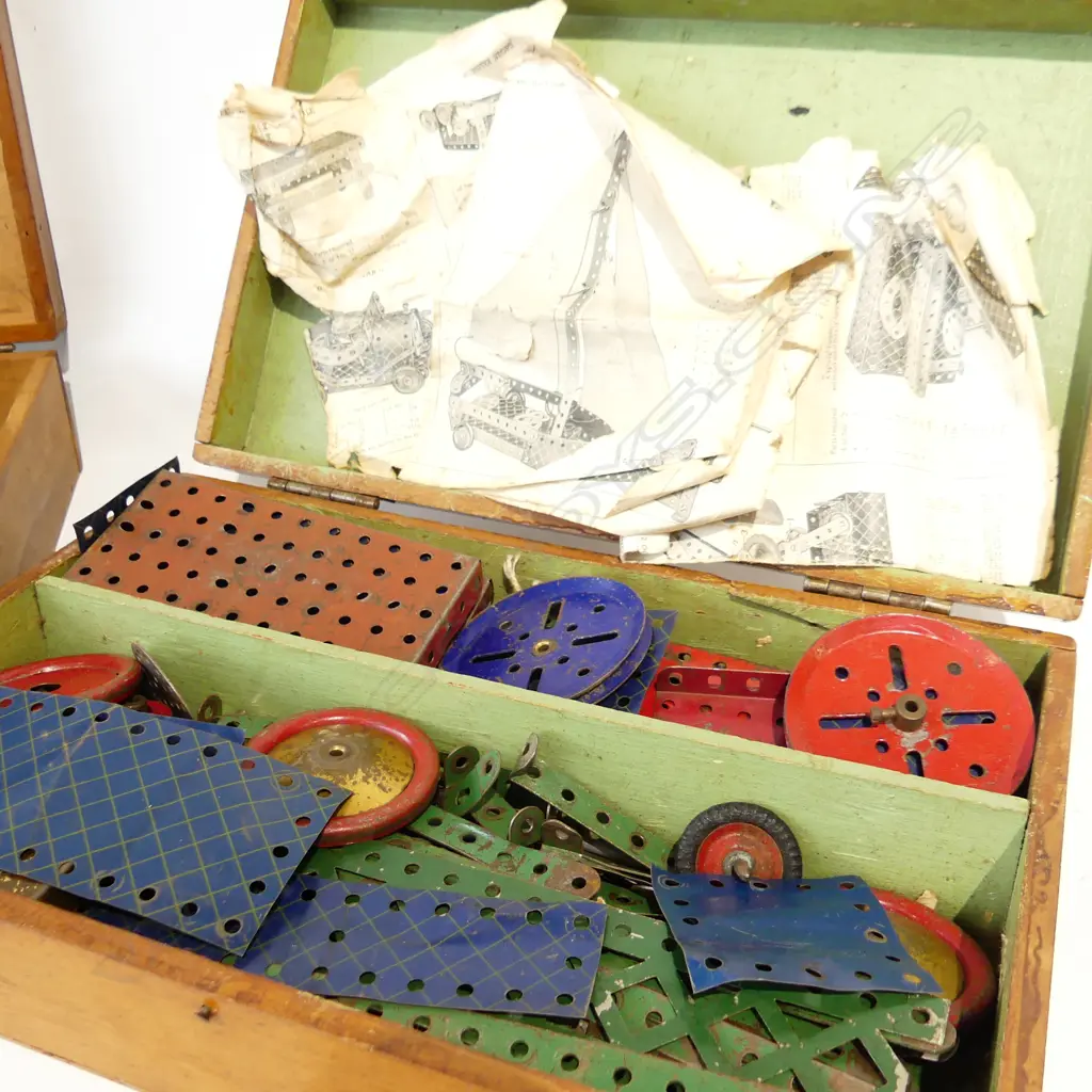 2 WOODEN BOXES W.380mm CONTAINING MECCANO SET + 10 MILITARY MODELS; PLANES, TANKS ETC Image 1++