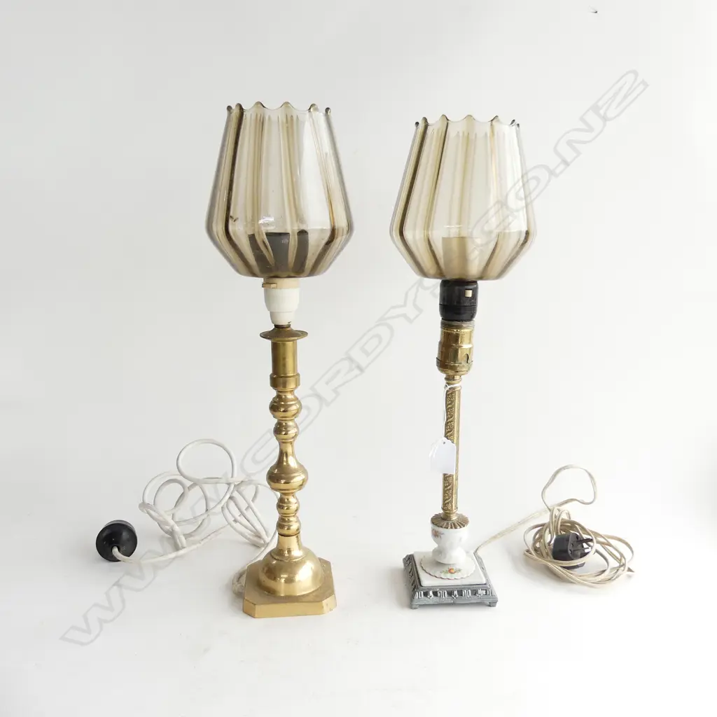2 BRASS TABLE LAMP BASES, 1 WITH PORCELAIN BASE, BOTH HAVE GLASS SHADES (H. 460MM) Image 1++