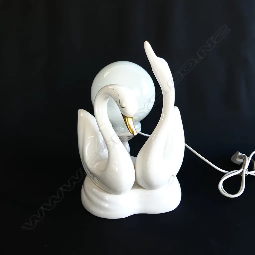 TABLE LAMP WITH 2 WHITE CERAMIC SWANS & WHITE ROUND GLASS SHADE H. 340MM Image 1++