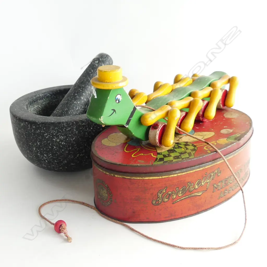 3 PCES; OVAL TIN W.290mm, CHILDS PULL ALONG TOY, MORTAR & PESTLE Image 1++