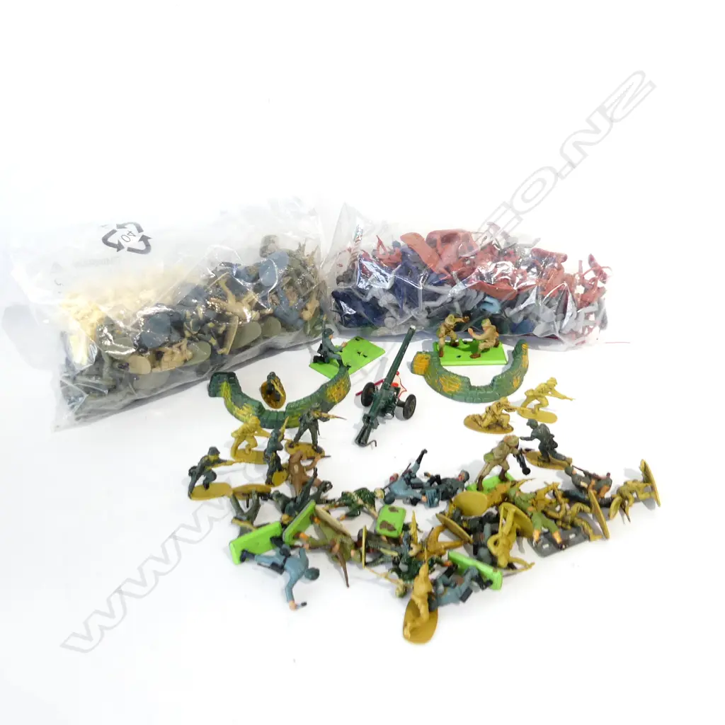 3 LG BAGS OF PLASTIC TOY SOLDIERS  Image 1++
