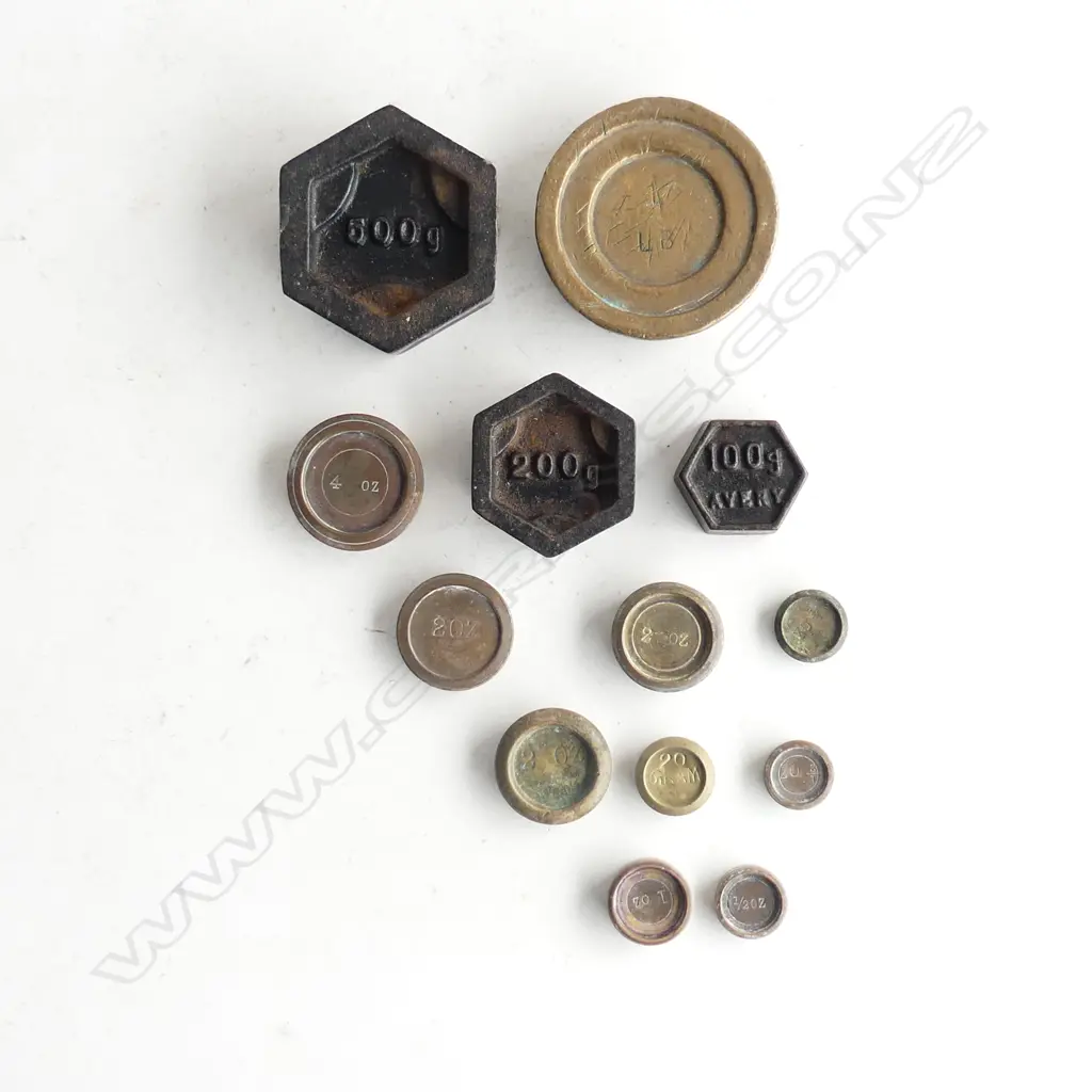13 ANTIQUE BRASS & CAST IRON SCALE WEIGHTS, TOTAL WEIGHT 1.635KGS Image 1++