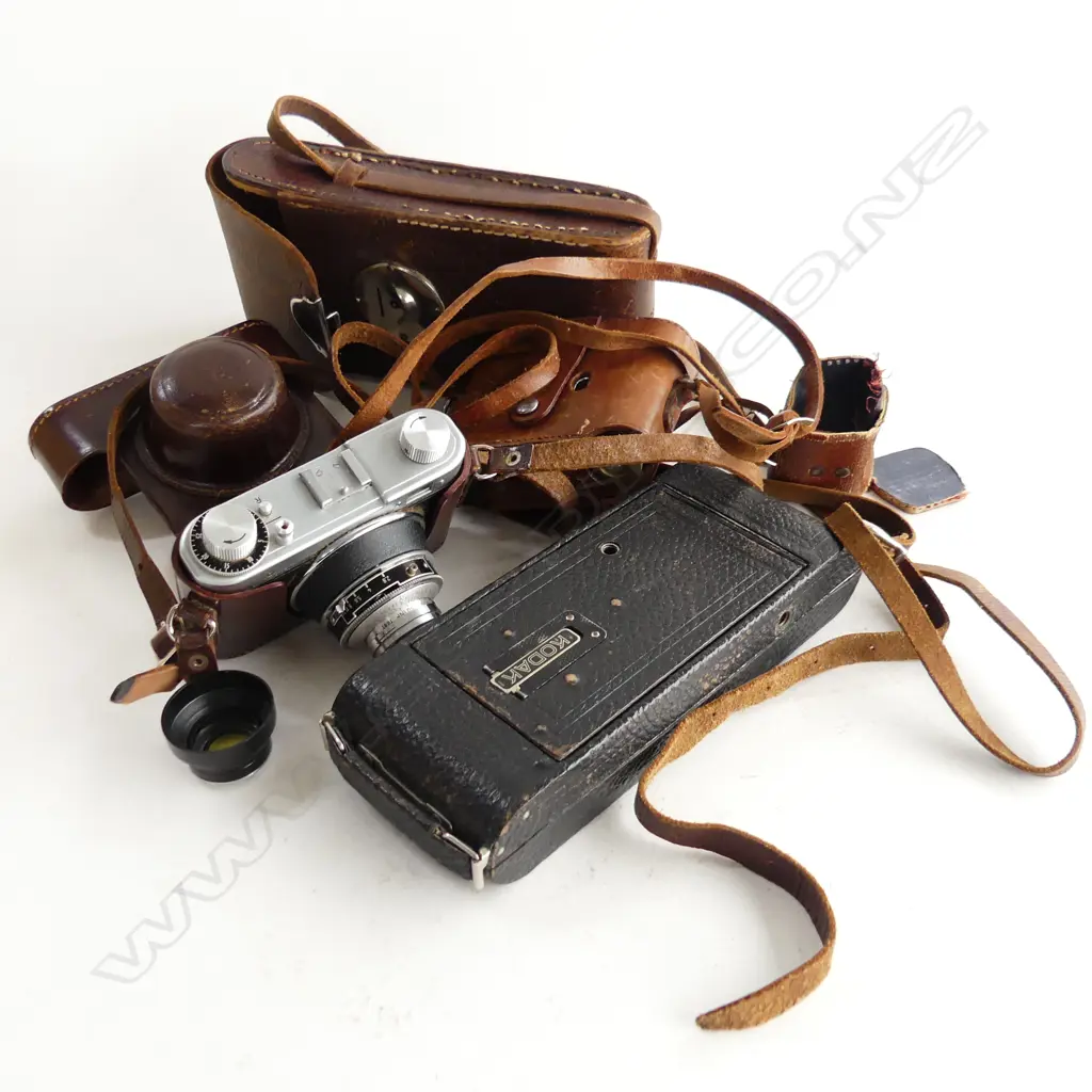 3 VINTAGE CAMERAS IN LEATHER CASES Image 1++