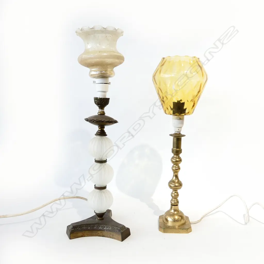 2 BRASS & GLASS TABLE LAMPS WITH GLASS SHADES, H. 480, 540MM Image 1++