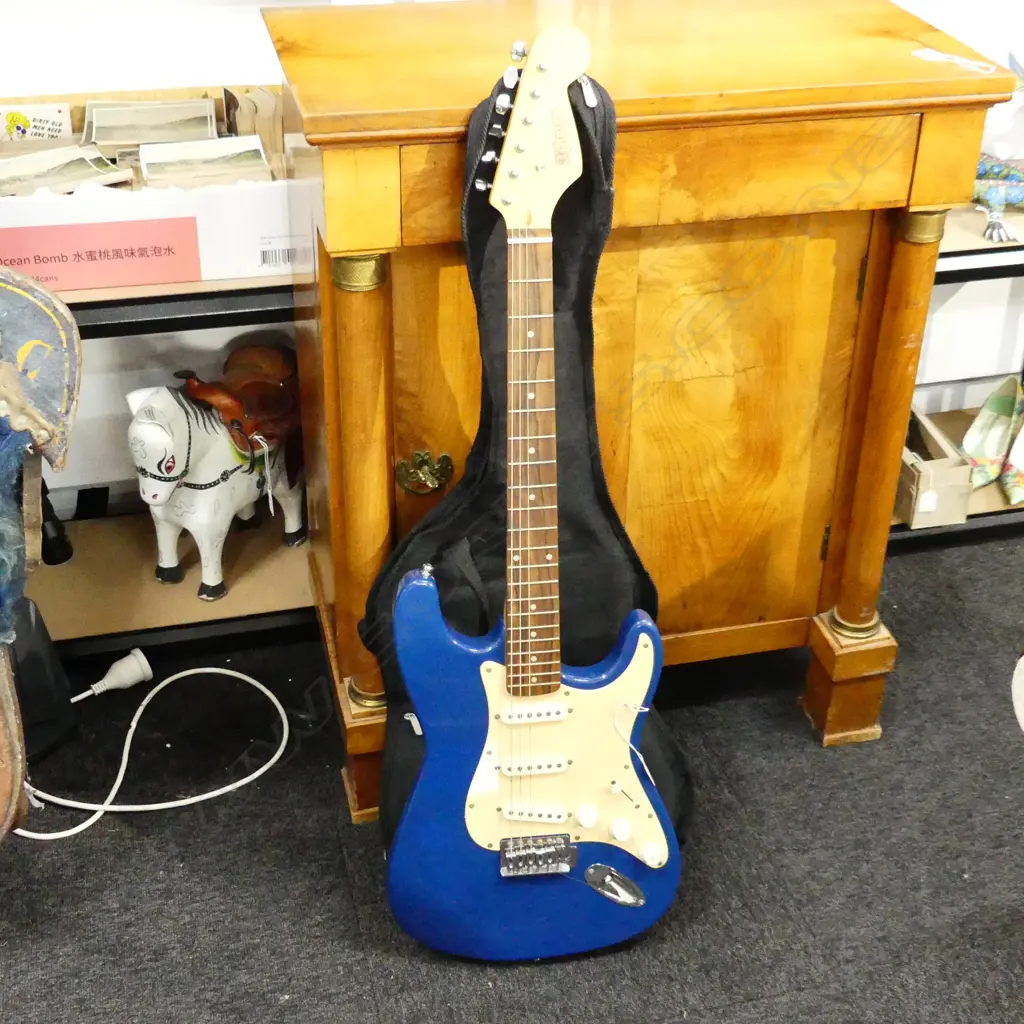 VINTAGE JAPANESE 'K GARAGE JUNIOR' ELECTRIC GUITAR blue body Image 1++