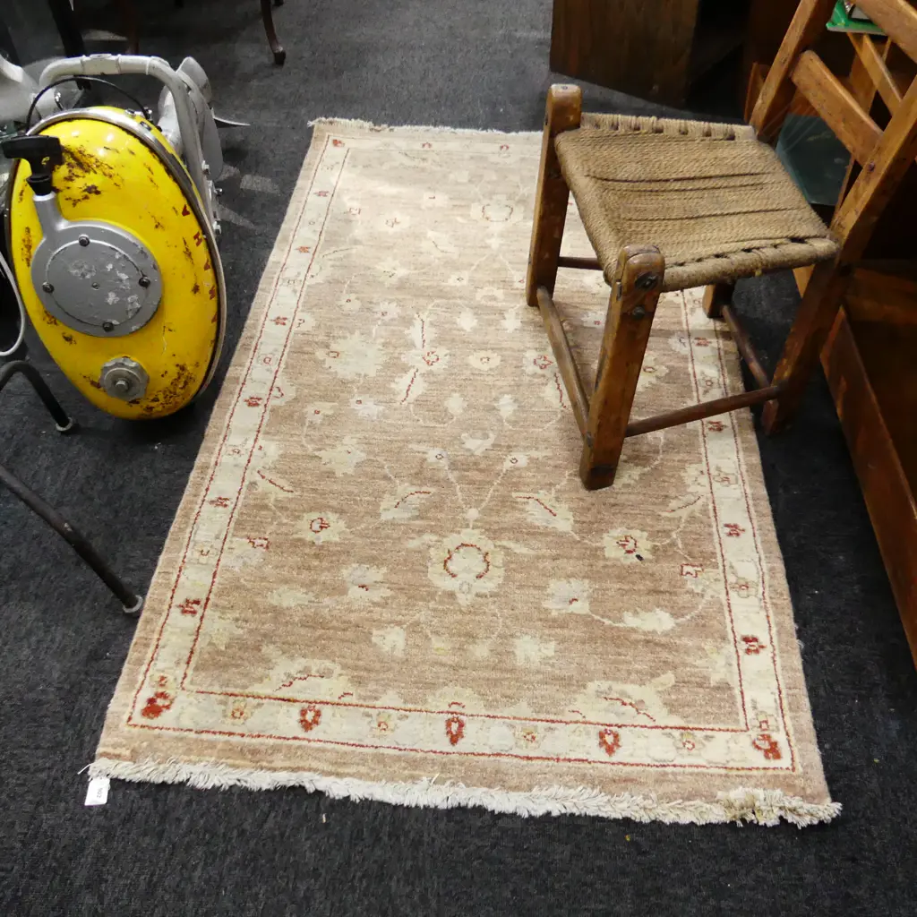 PALE TONE WOOL MACHINE WOVEN RUG, MADE IN PAKISTAN   1570 X 910MM Image 1++