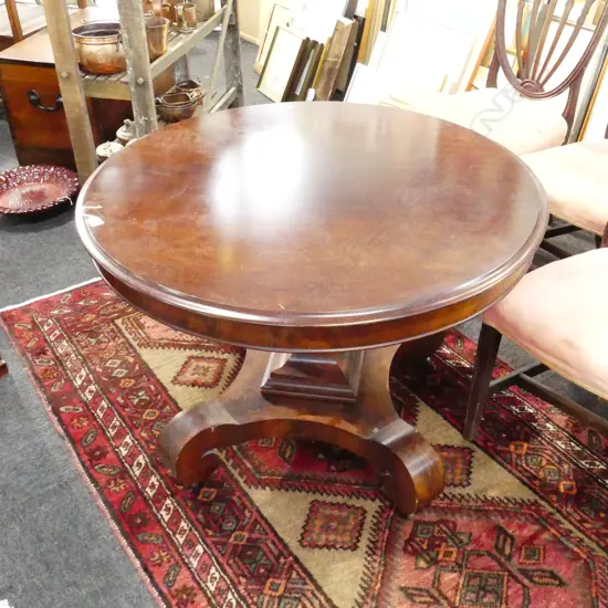 VICTORIAN MAHOGANY TILT TOP PEDESTAL TABLE. DIA1010