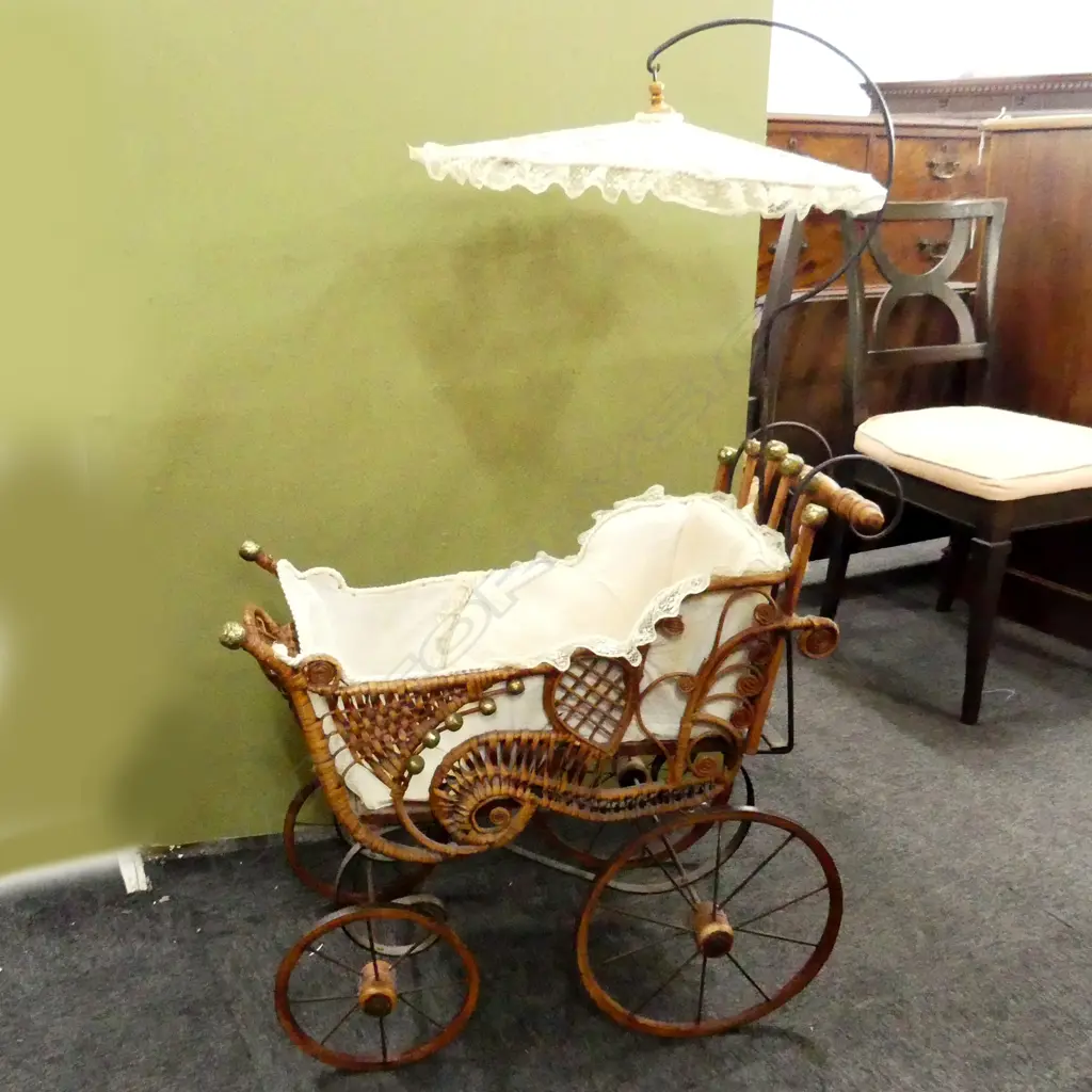 VINTAGE PRAM w. SHADE UMBRELLA Image 1++