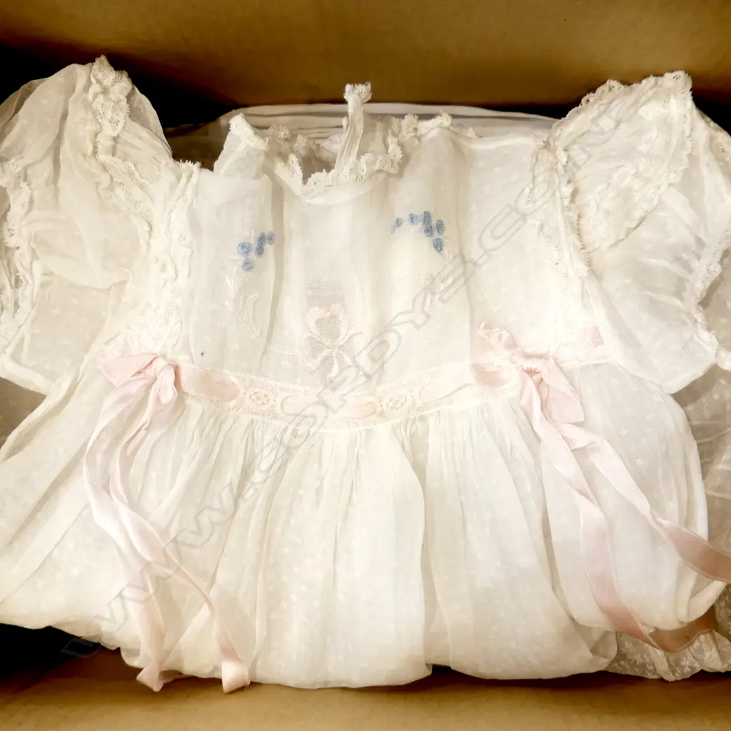 BOX LOT ASST. QUALITY LINENS; NAPKINS, CHILDS DRESSES ETC Image 1++