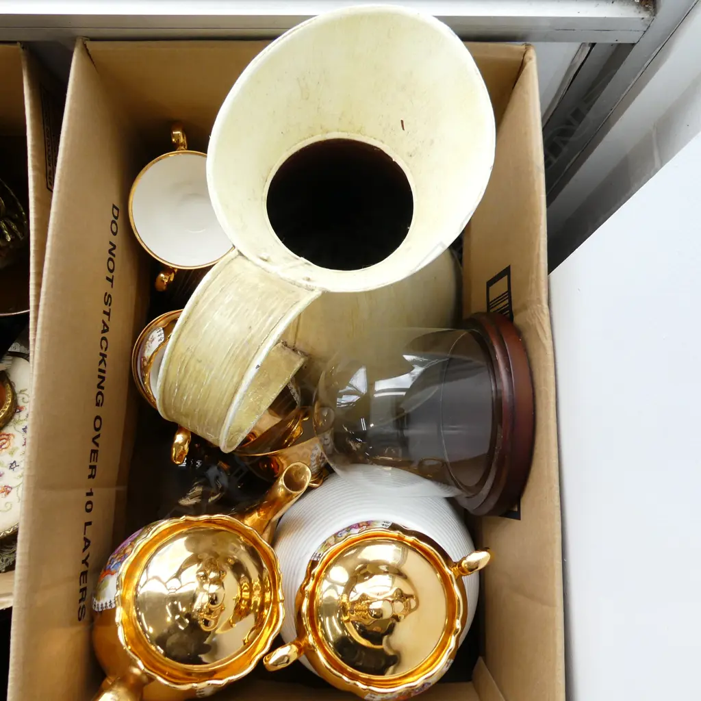 15 PCE BAVARIAN GOLD TEA SET, WHITE VASE, PR DOMES, PAINTED JUG Image 1++