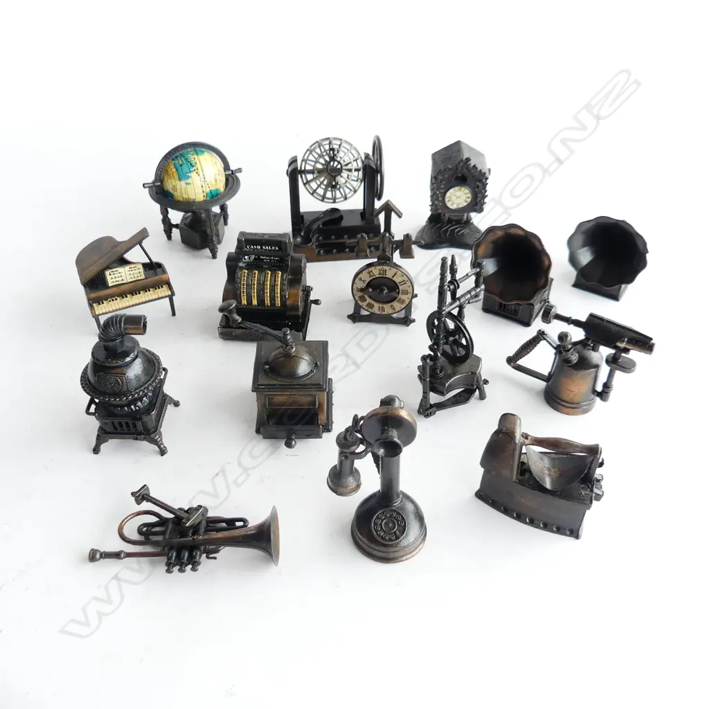 BOX COLLECTABLE PENCIL SHARPENERS INCL. GRAMAPHONE, WORLD GLOBE, ETC.. Image 1++