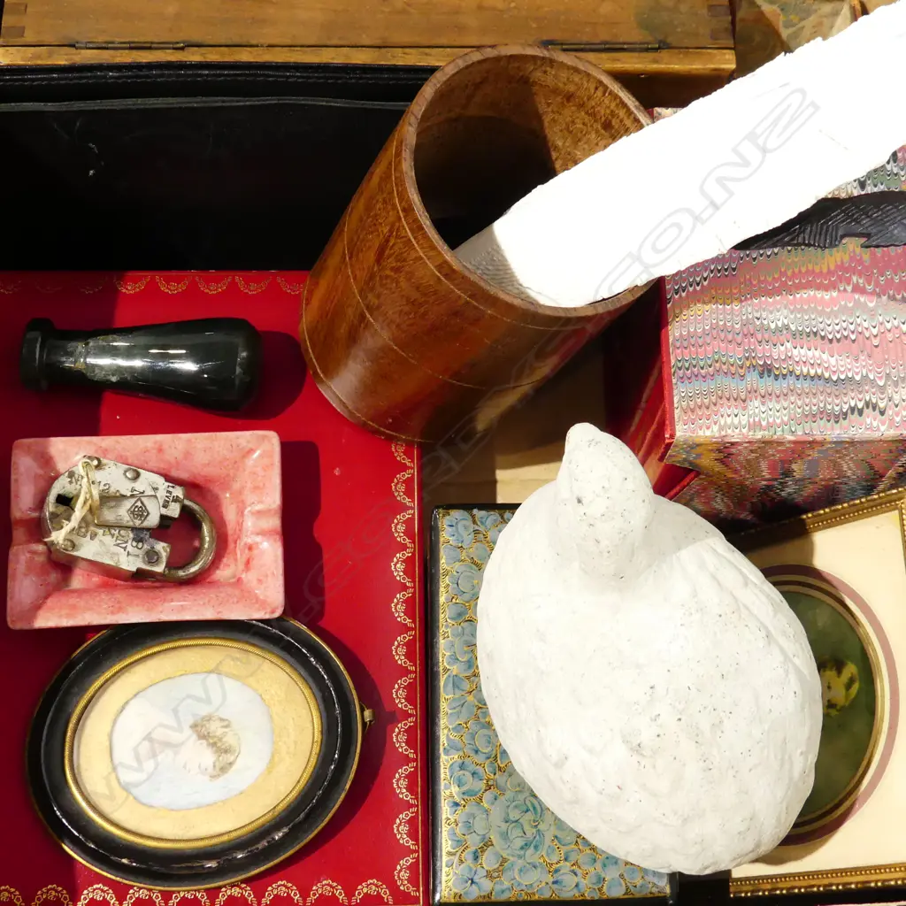 BOX MISC INCL TREEN, LEATHER POUCHES, BOX ASST SCISSORS ETC.. Image 1++