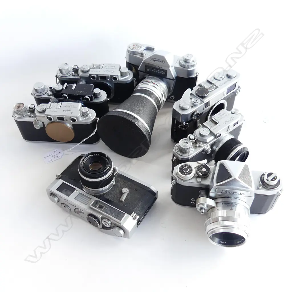 BOX OF VINTAGE CAMERAS Image 1++