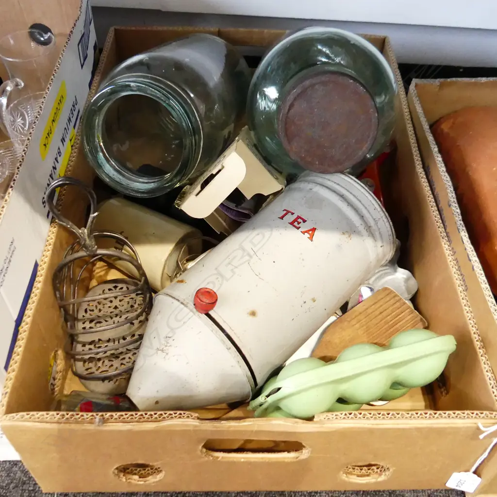 BOX LOT VINTAGE KITCHENALIA  Image 1++