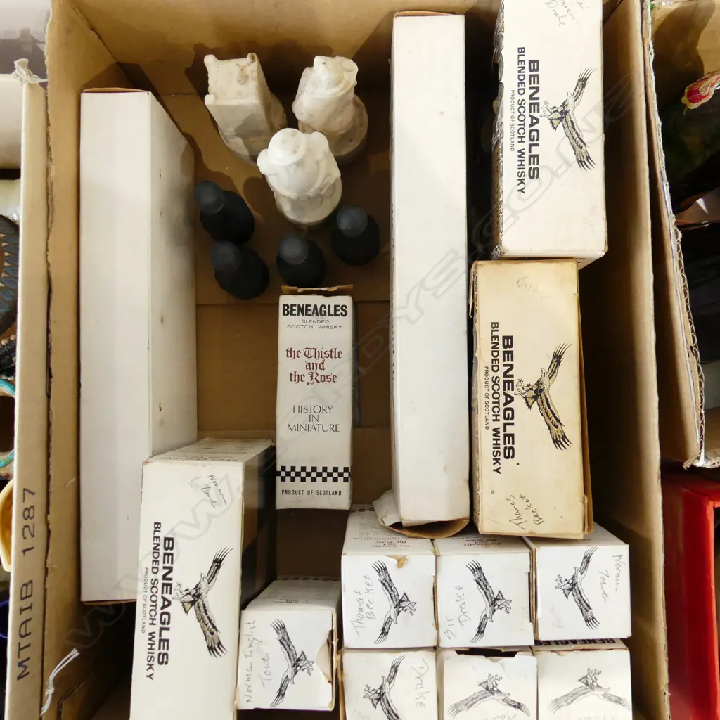 34 BENEAGLES SCOTCH WHISKY HISTORICAL CHESS PIECES BY WADE, SOME WITH CONTENTS Image 1++