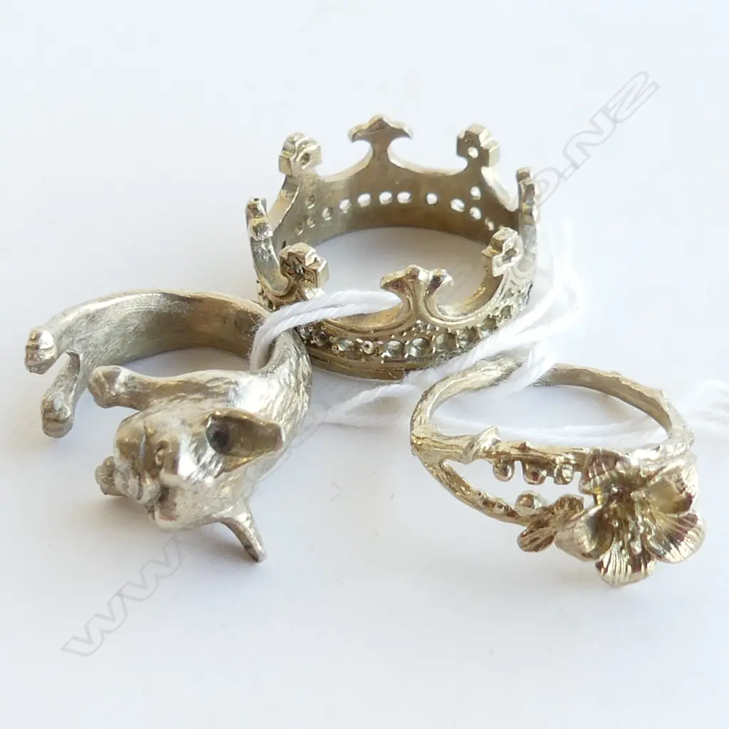 3 LOW GRADE SILVER FUN DRESS RINGS, CROWN, PUG DOG & FLOWER Image 1++
