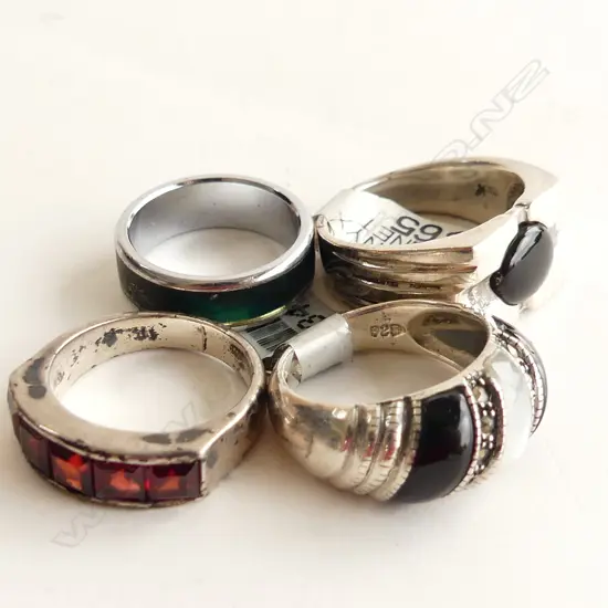 4 SILVER & GEM SET ASST RINGS 22GMS