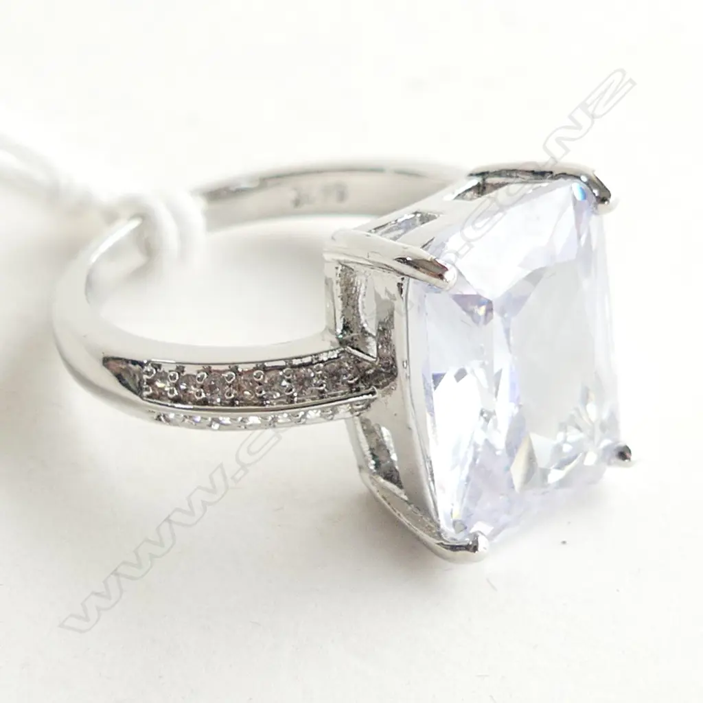 925 SILVER ? & EMERALD CUT FAUX DIAMOND COCKTAIL RING Image 1++