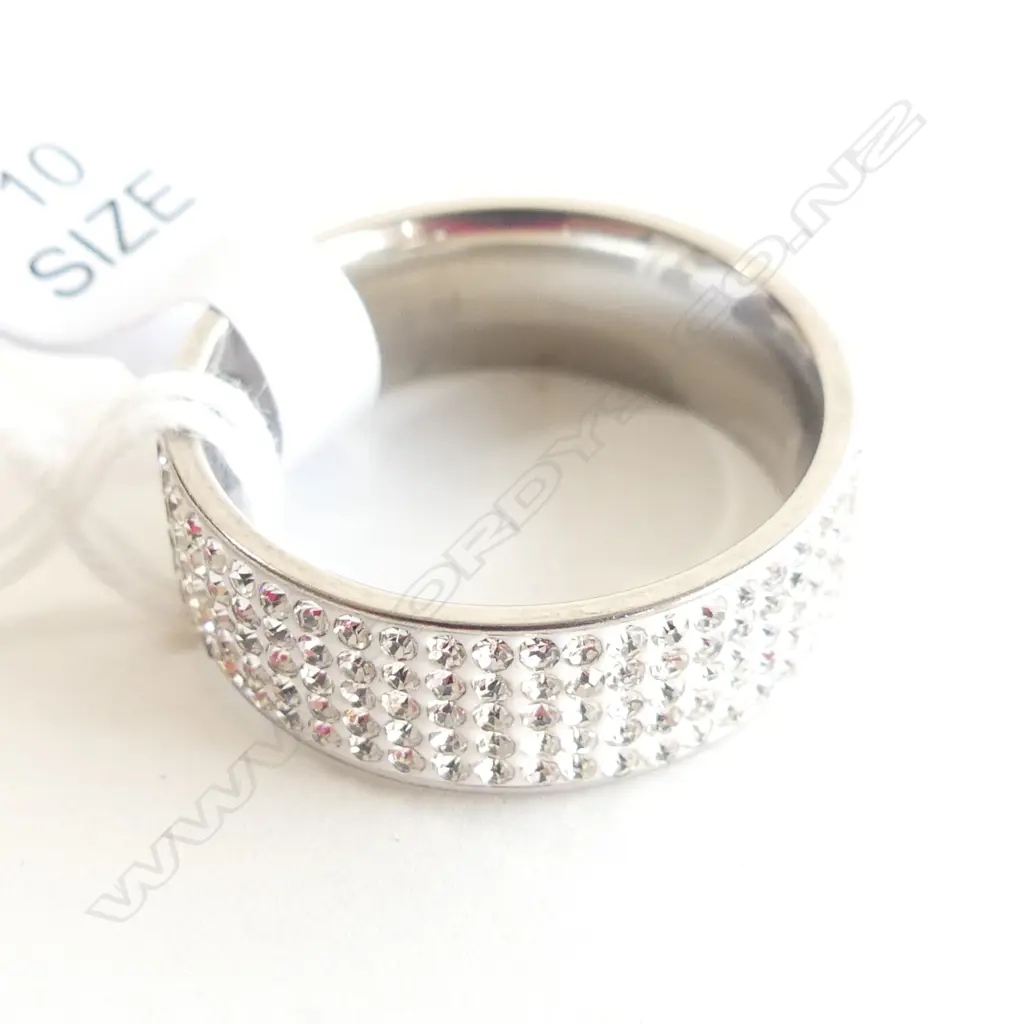WIDE BAND DIAMANTE ENCRUSTED RING, SZ 10  SIZE U Image 1++