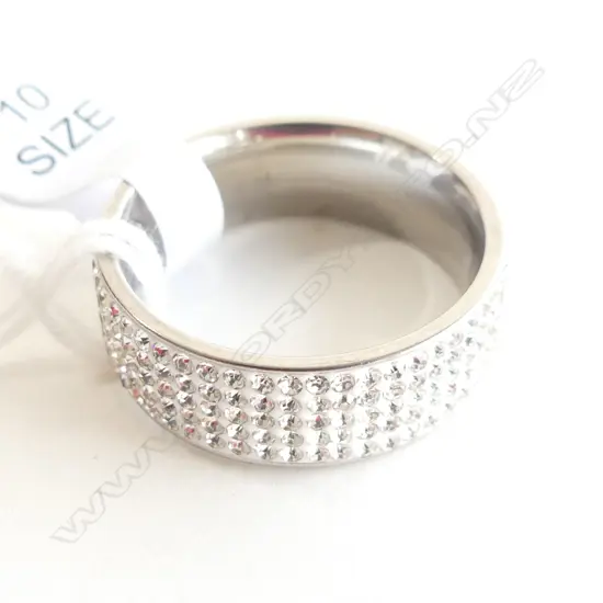WIDE BAND DIAMANTE ENCRUSTED RING, SZ 10  SIZE U