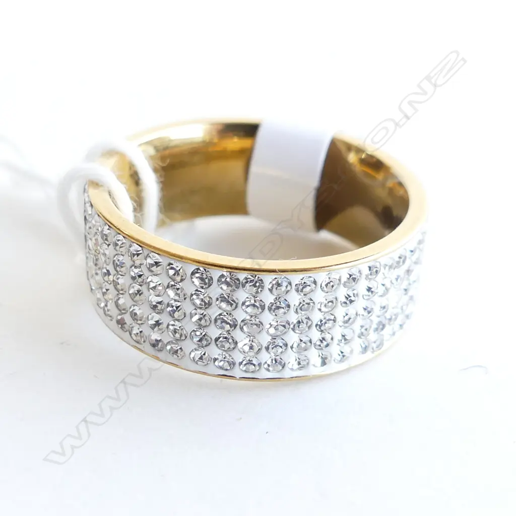 WIDE BAND DIAMANTE ENCRUSTED RING, SZ 8  P Image 1++