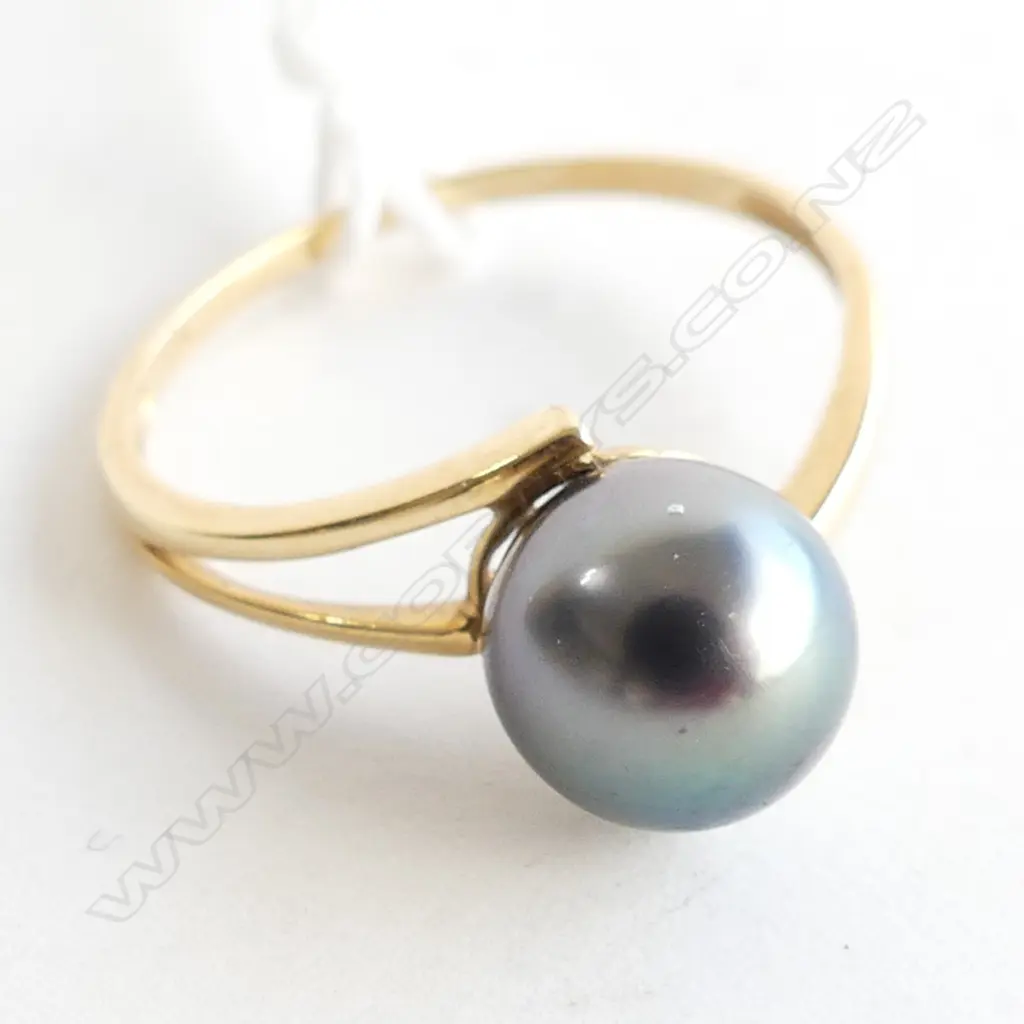 18CT YELLOW GOLD BLACK PEARL SET RING 2.3GMS  Image 1++