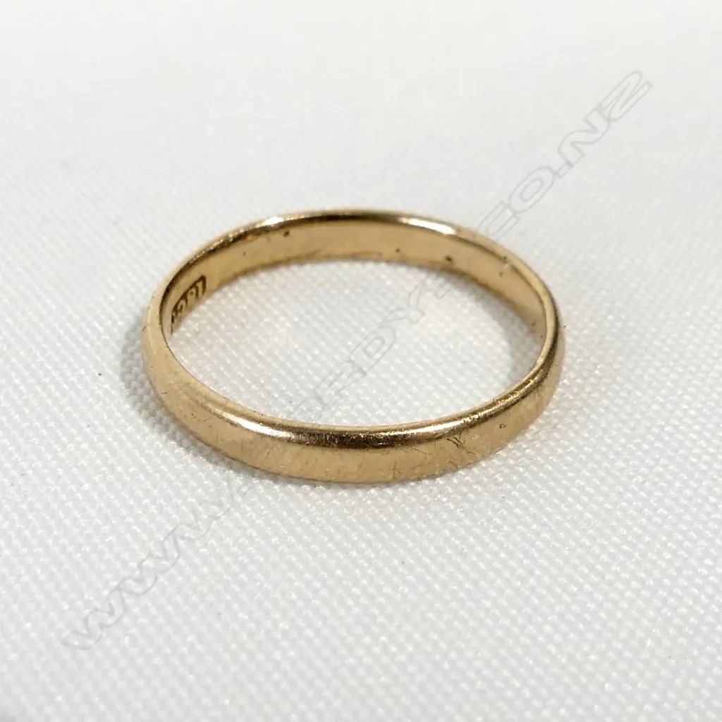 18CT GOLD WEDDING BAND 2gm  SIZE M Image 1++