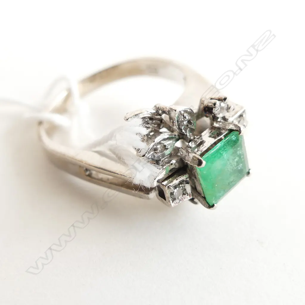 18CT WHITE GOLD EMERALD & DIAMOND RING 5.08GMS Image 1++