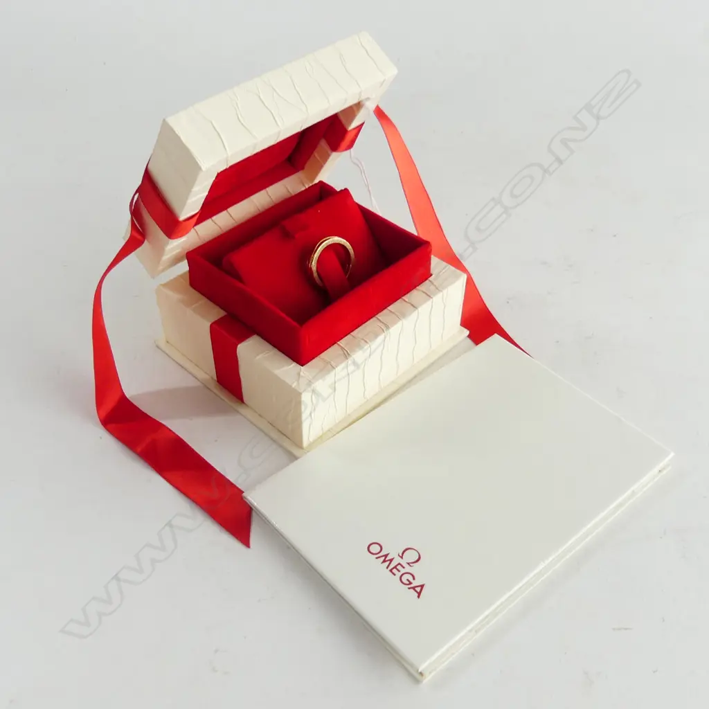 18CT GOLD OMEGA RING WITH ORIGINAL PACKAGING & CERTIFICATE 4.9GMS  SIZE K Image 1++