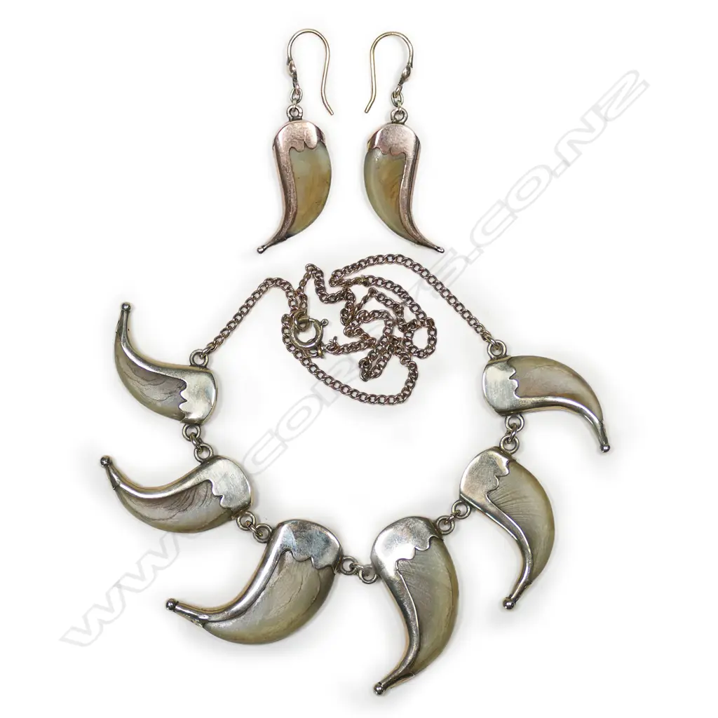 A c1900 six 9ct mounted leopard claw necklace and matching earring set Image 1++