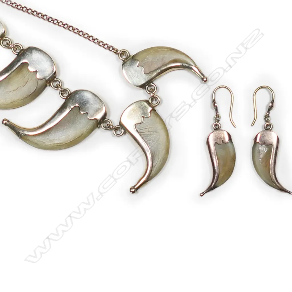 A c1900 six 9ct mounted leopard claw necklace and matching earring set Image 1++