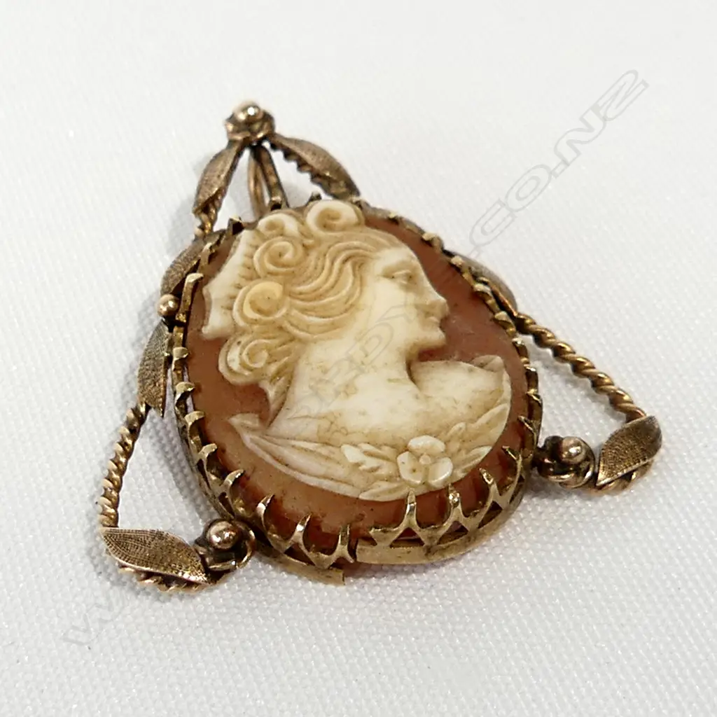 GOLD (9CT?) FRAMED CAMEO PENDANT TEAR IN FRAME Image 1++