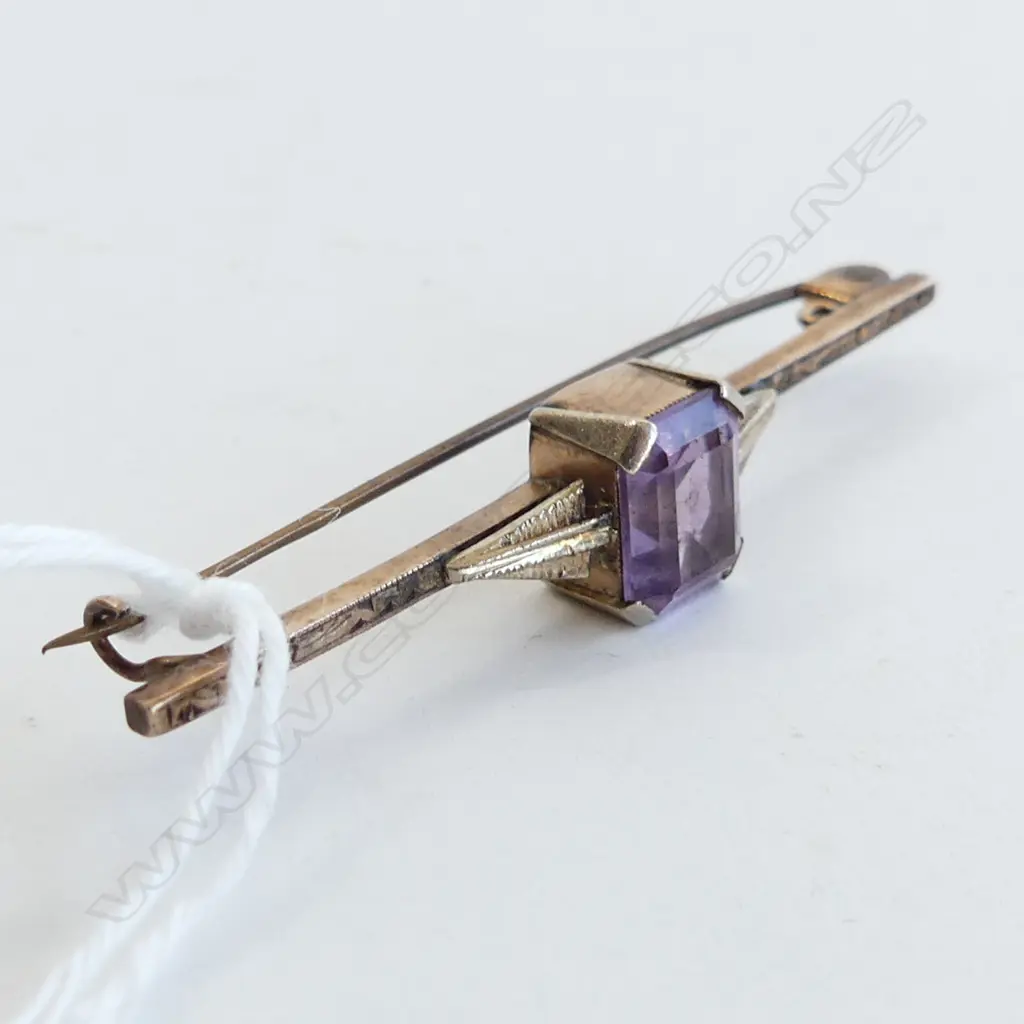 9CT GOLD AMYTHEST BROOCH TOTAL W3,7GMS  Image 1++