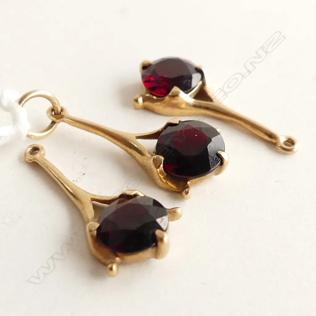 9CT GOLD & GARNET PENDANT & PR EARRINGS NO HOOKS 2.9gms Image 1++