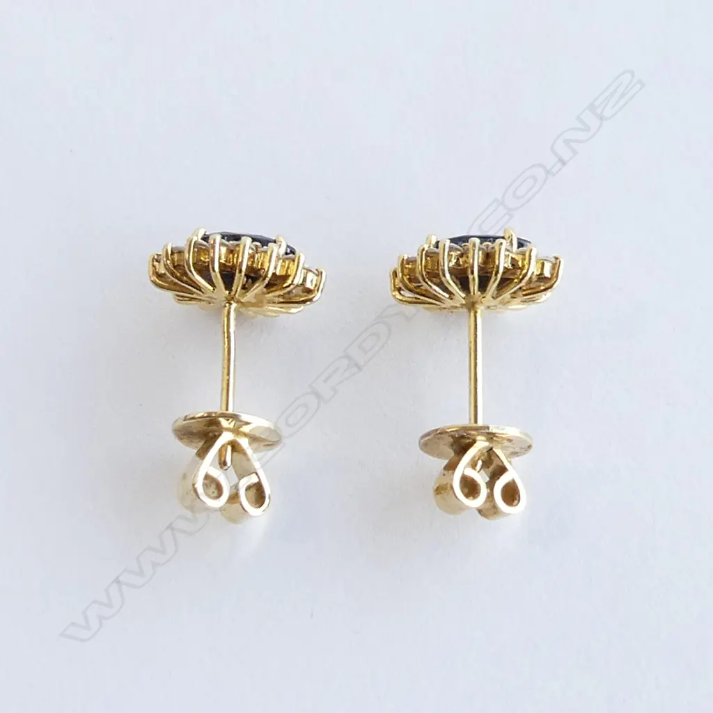 18CT GOLD SAPPHIRE & CZ CLUSTER EARRINGS 2.6GMS Image 1++