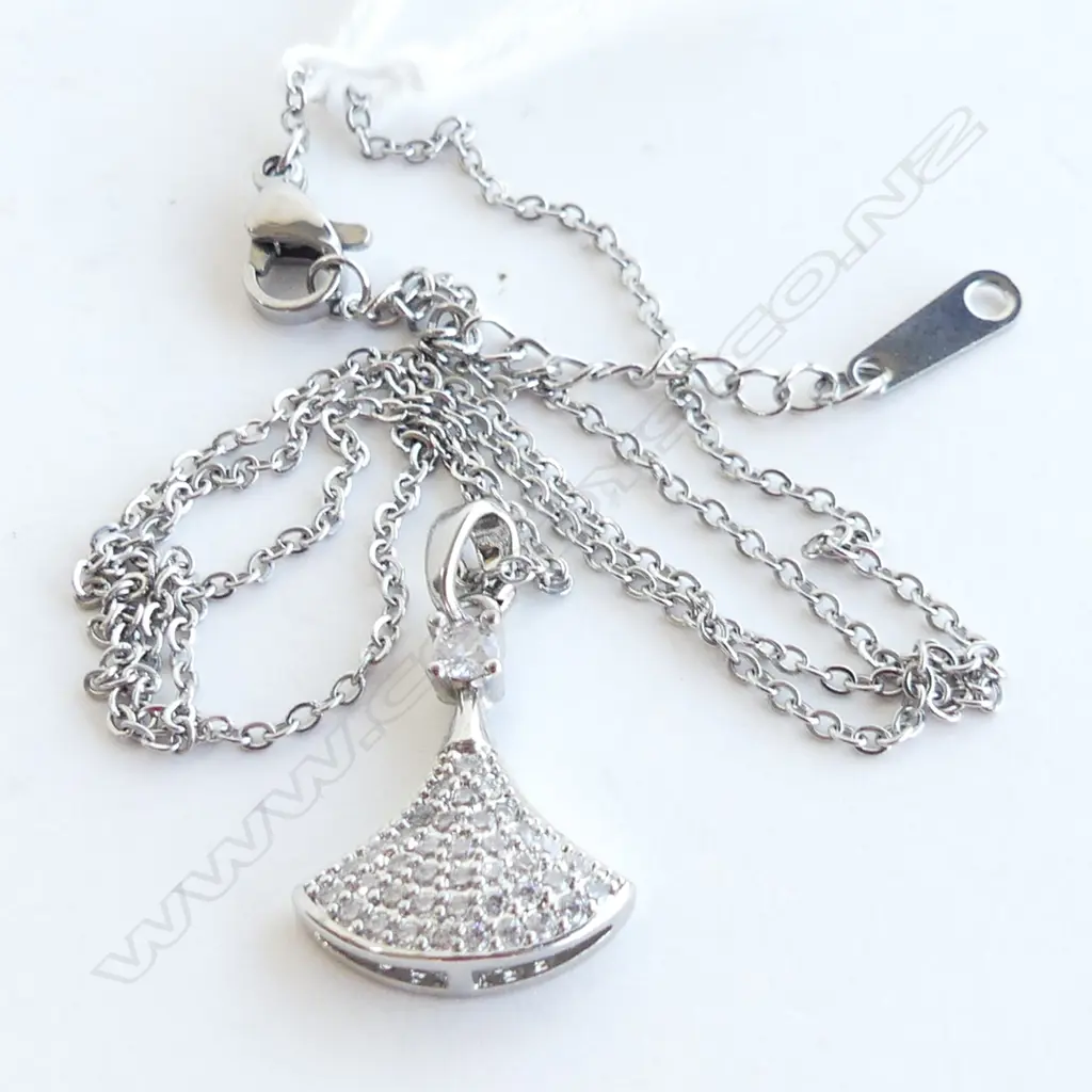DIAMANTE FAN PENDANT & 925 SILVER CHAIN Image 1++
