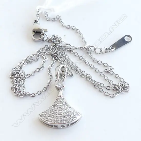 DIAMANTE FAN PENDANT & 925 SILVER CHAIN