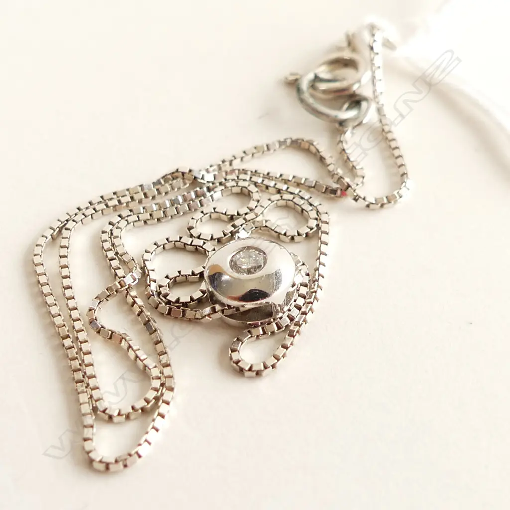 18CT WHITE GOLD MOUNTED DIAMOND PENDANT (0.07CT) ON SILVER CHAIN 35CM Image 1++