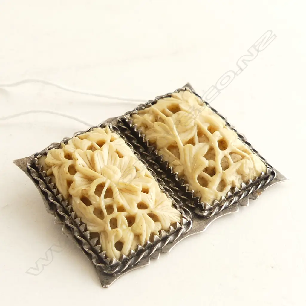 OLD FINE CARVED IVORY & SILVER DBLE PLAQUE BROOCH Image 1++