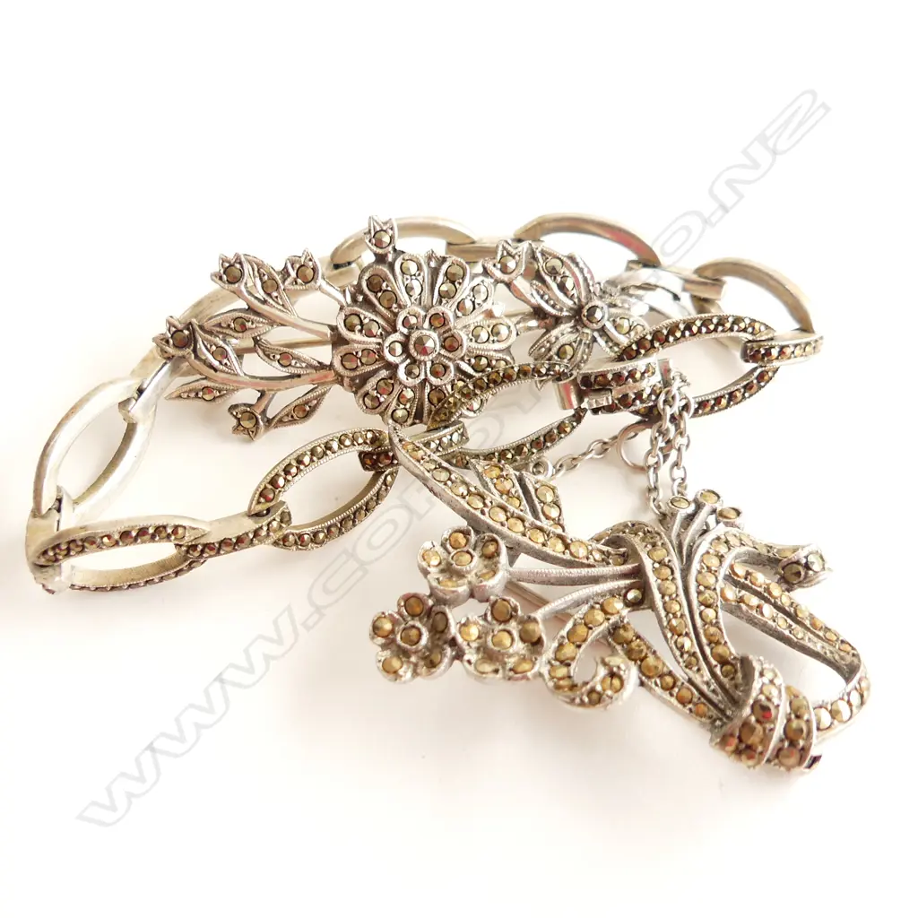 2 VINTAGE SILVER MARQUASITE BROOCHES & BRACELET  Image 1++