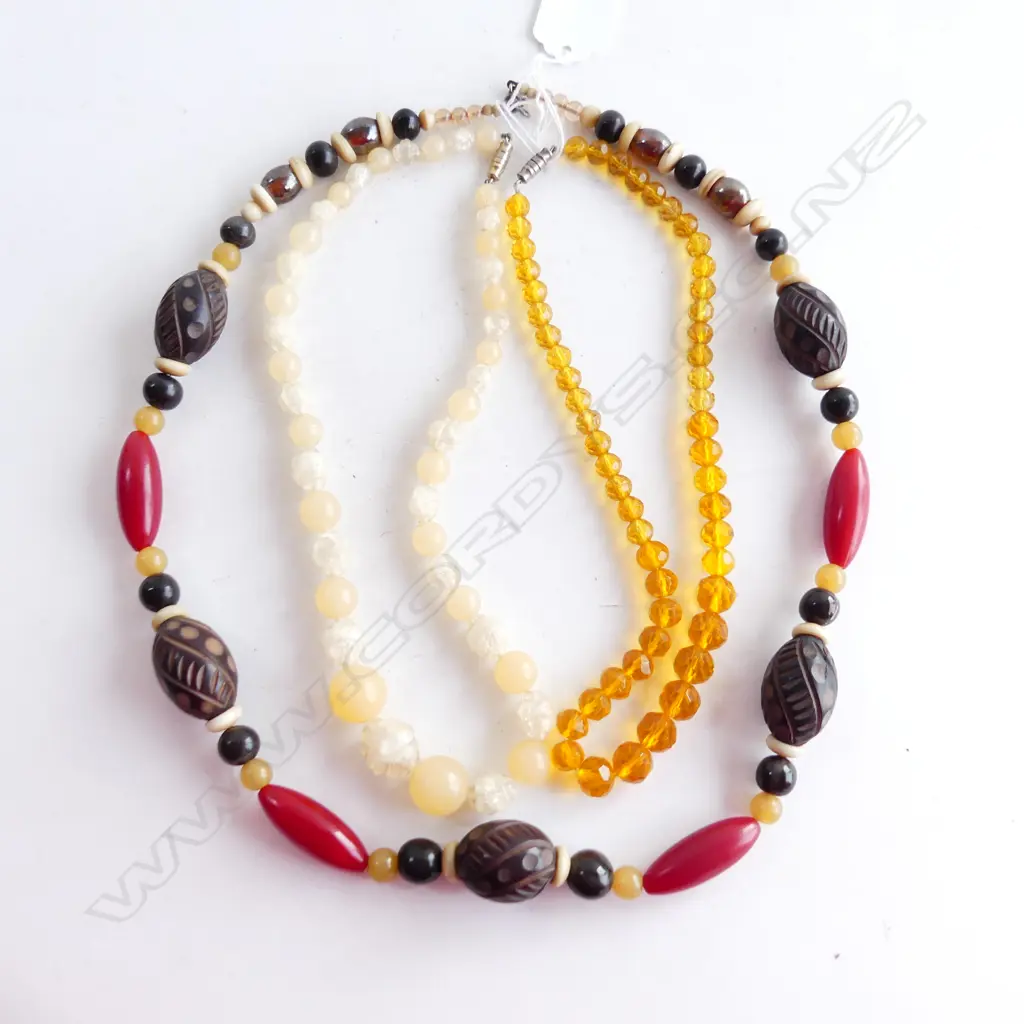3 VINTAGE COSTUME JEWELLERY NECKLACES various coloured beads etc Image 1++