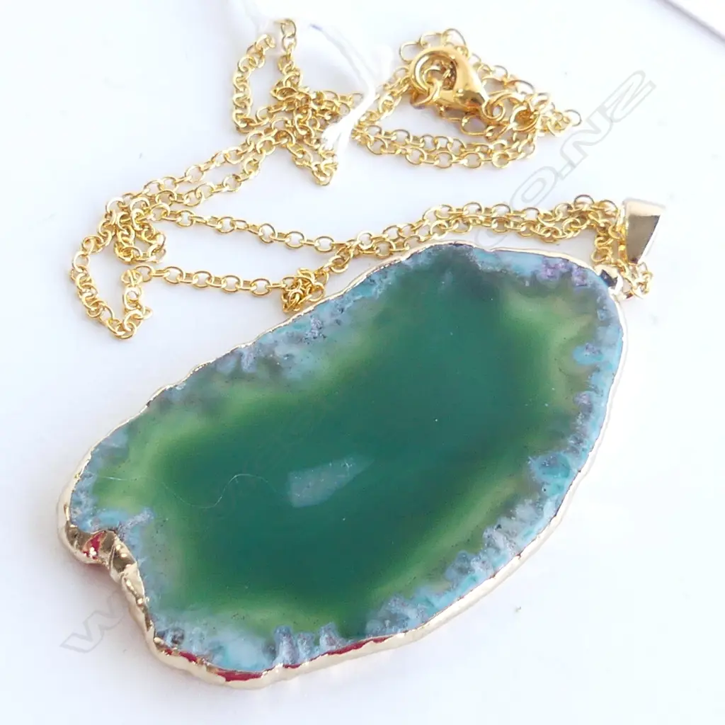 LG GREEN AGATE PENDANT WITH GILT SETTING & CHAIN Image 1++